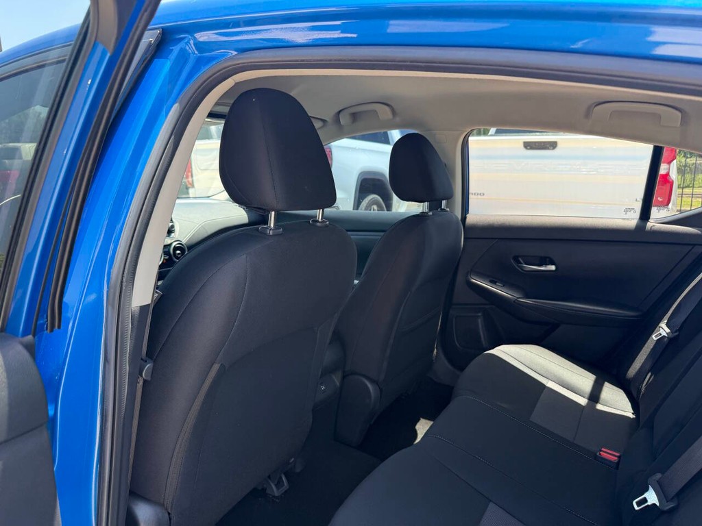 Nissan Sentra Vehicle Full-screen Gallery Image 12