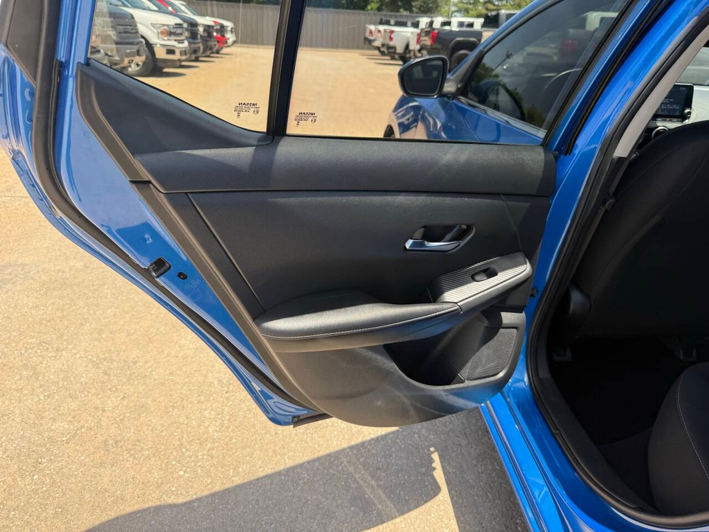 Nissan Sentra Vehicle Full-screen Gallery Image 14