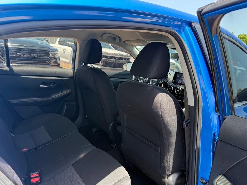 Nissan Sentra Vehicle Full-screen Gallery Image 15