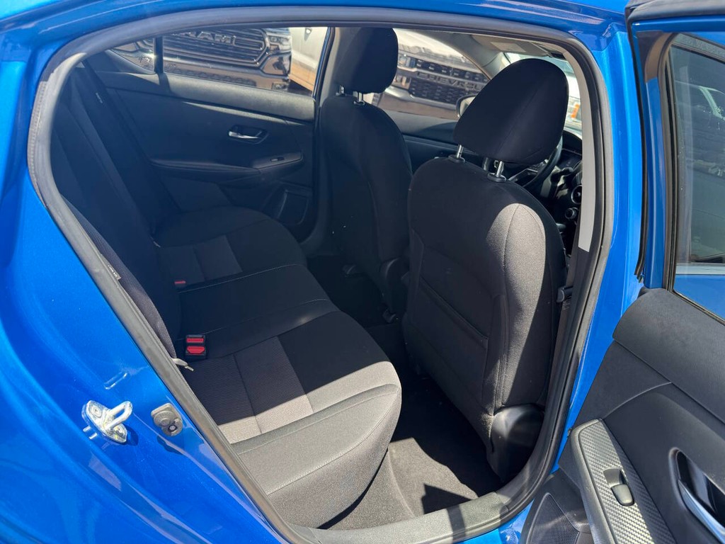 Nissan Sentra Vehicle Full-screen Gallery Image 16