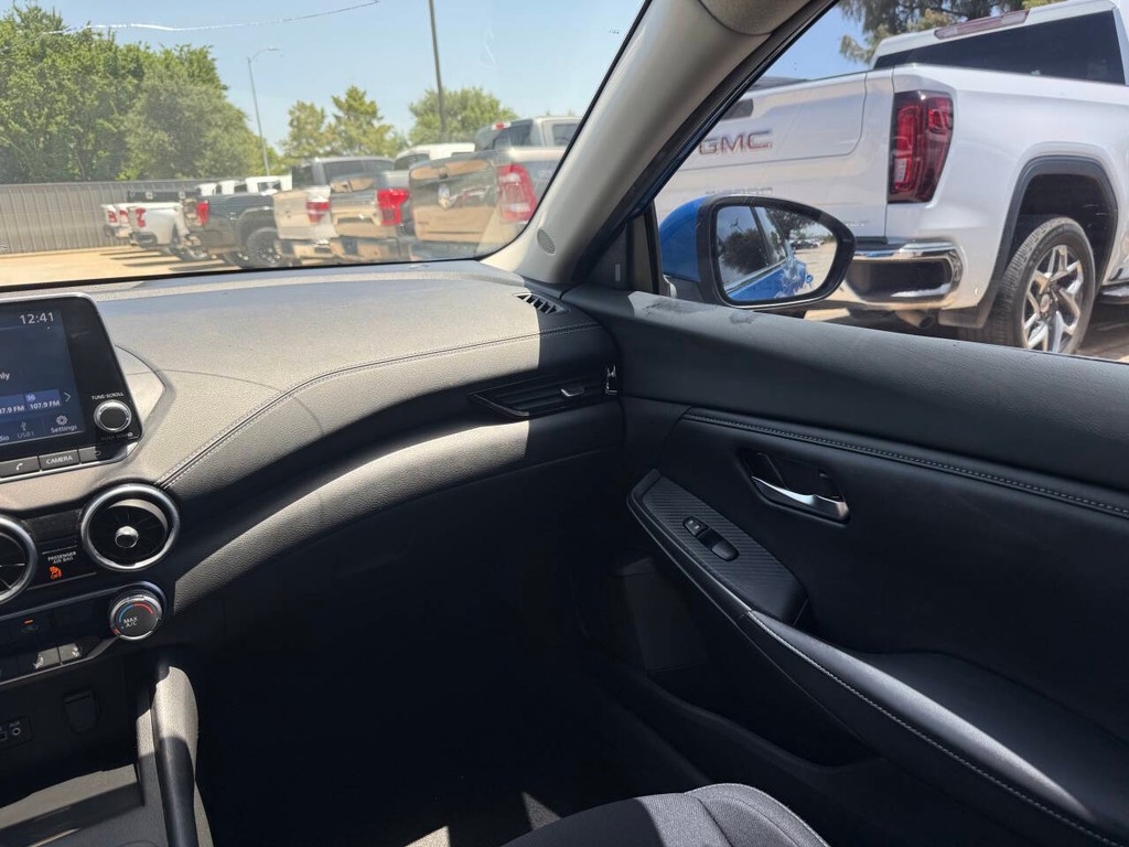Nissan Sentra Vehicle Full-screen Gallery Image 21