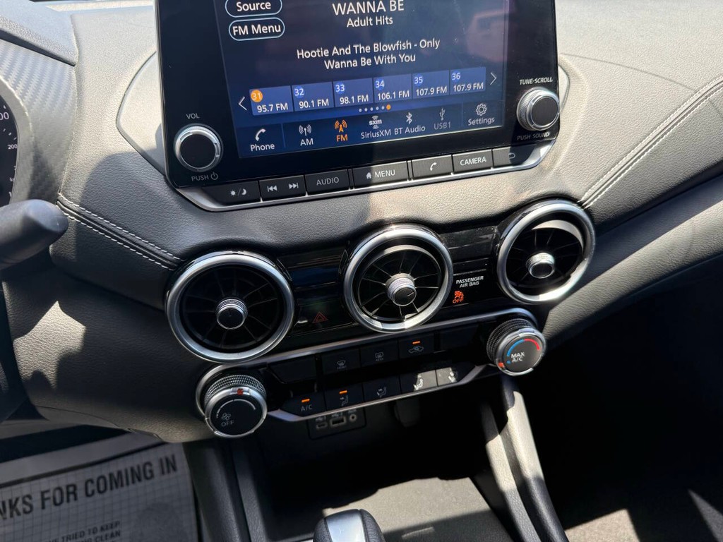 Nissan Sentra Vehicle Full-screen Gallery Image 28