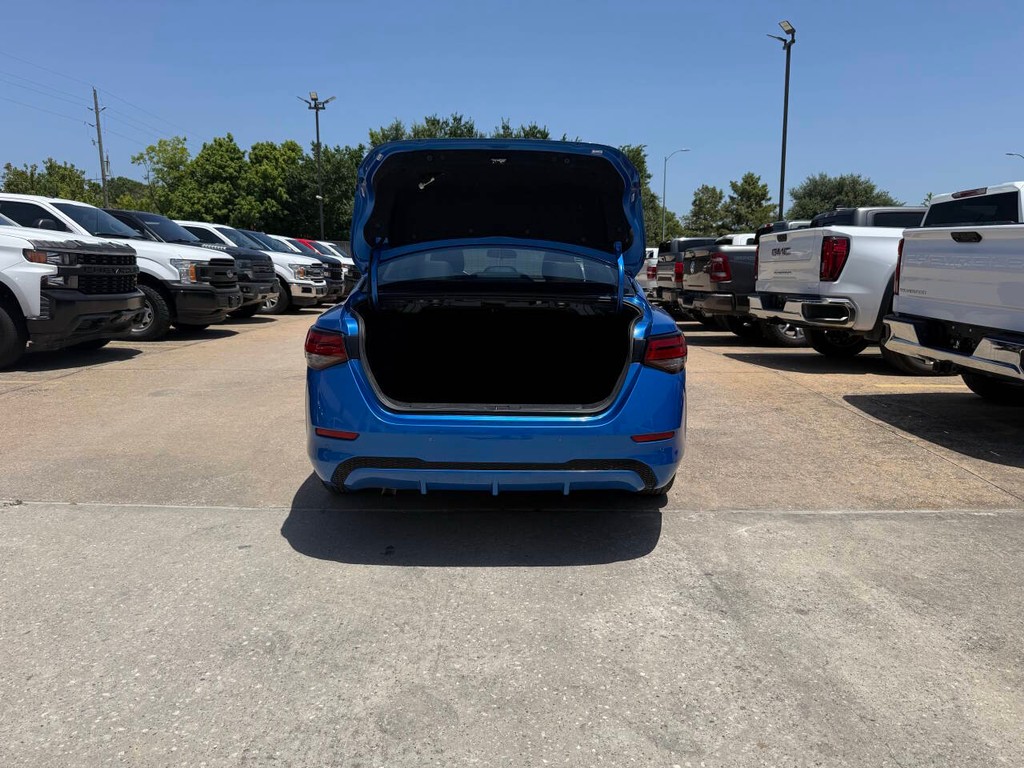 Nissan Sentra Vehicle Full-screen Gallery Image 36