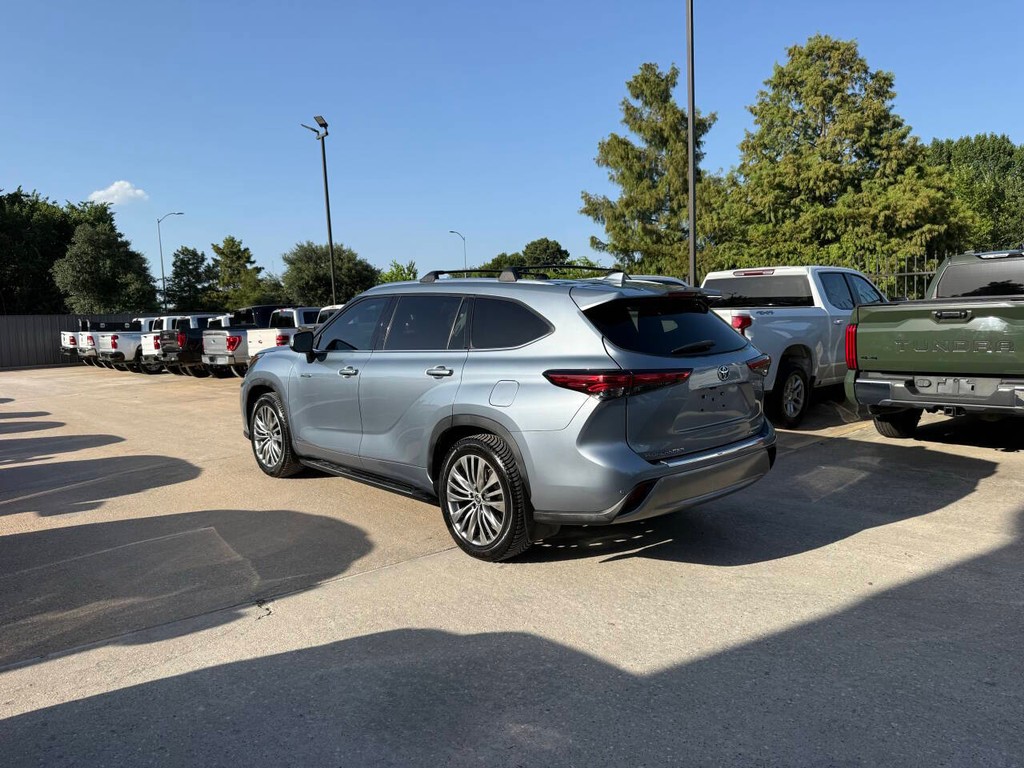 Toyota Highlander Hybrid Vehicle Full-screen Gallery Image 04