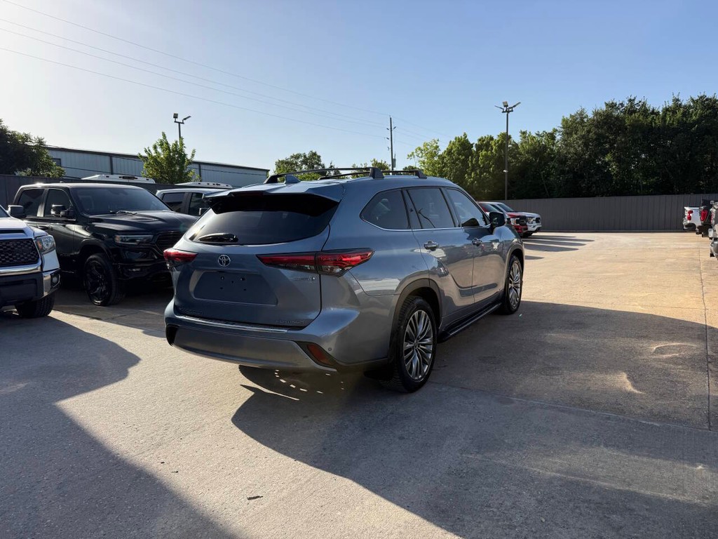 Toyota Highlander Hybrid Vehicle Full-screen Gallery Image 05