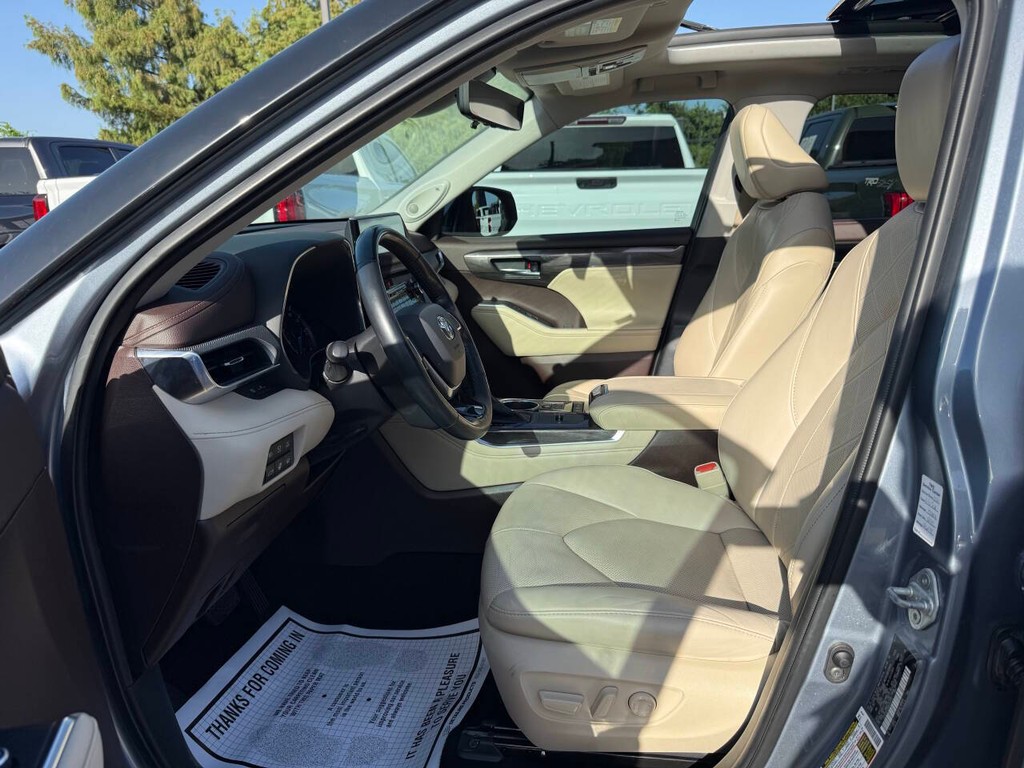 Toyota Highlander Hybrid Vehicle Full-screen Gallery Image 07