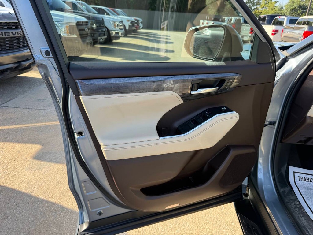 Toyota Highlander Hybrid Vehicle Full-screen Gallery Image 08