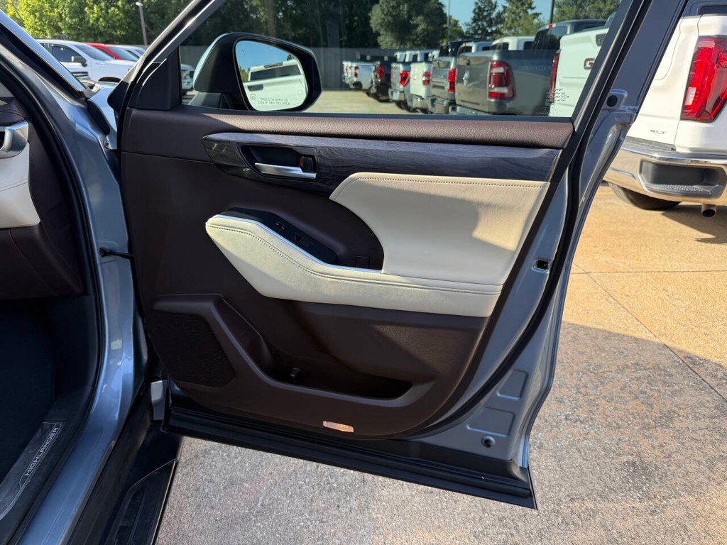Toyota Highlander Hybrid Vehicle Full-screen Gallery Image 11