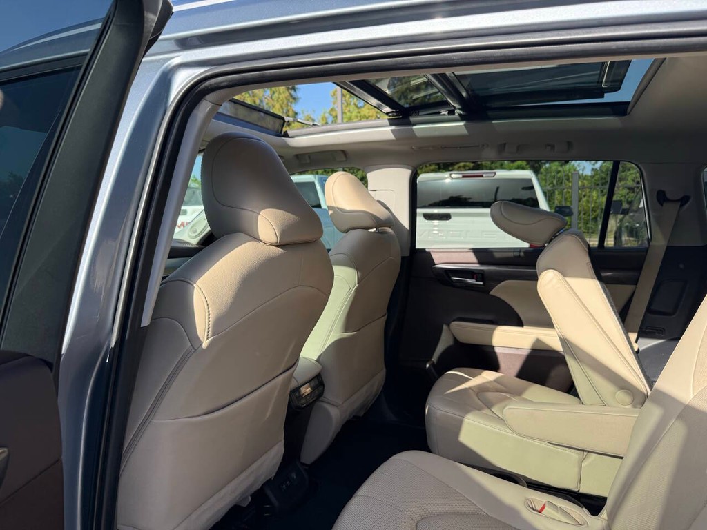 Toyota Highlander Hybrid Vehicle Full-screen Gallery Image 12