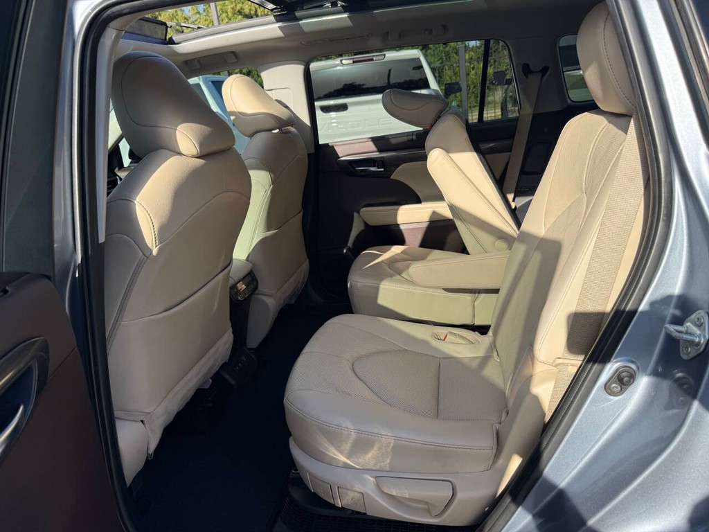 Toyota Highlander Hybrid Vehicle Full-screen Gallery Image 13