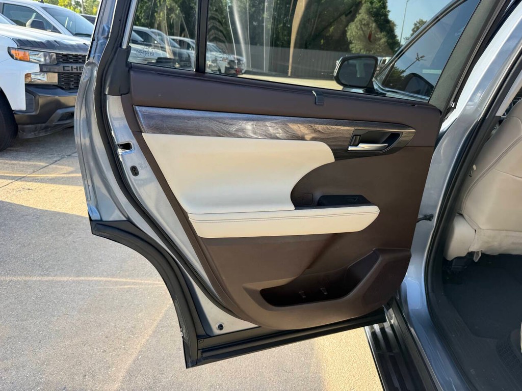 Toyota Highlander Hybrid Vehicle Full-screen Gallery Image 15