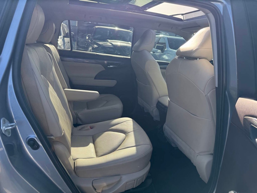 Toyota Highlander Hybrid Vehicle Full-screen Gallery Image 17