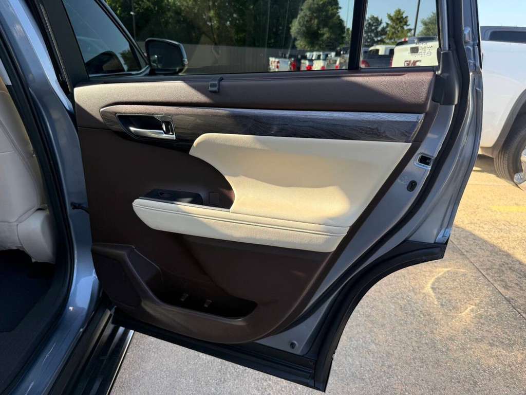 Toyota Highlander Hybrid Vehicle Full-screen Gallery Image 18