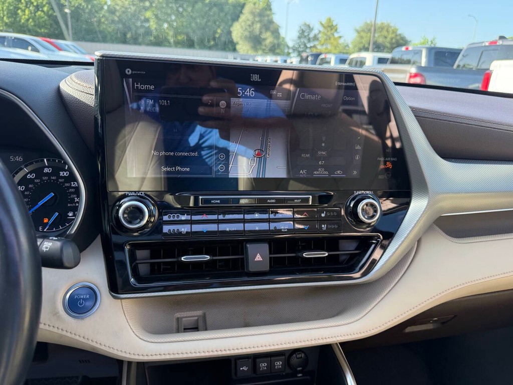 Toyota Highlander Hybrid Vehicle Full-screen Gallery Image 26