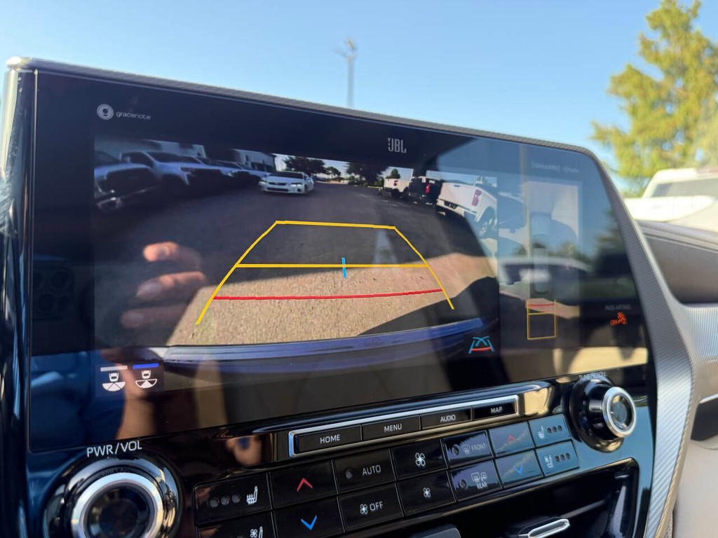 Toyota Highlander Hybrid Vehicle Full-screen Gallery Image 29