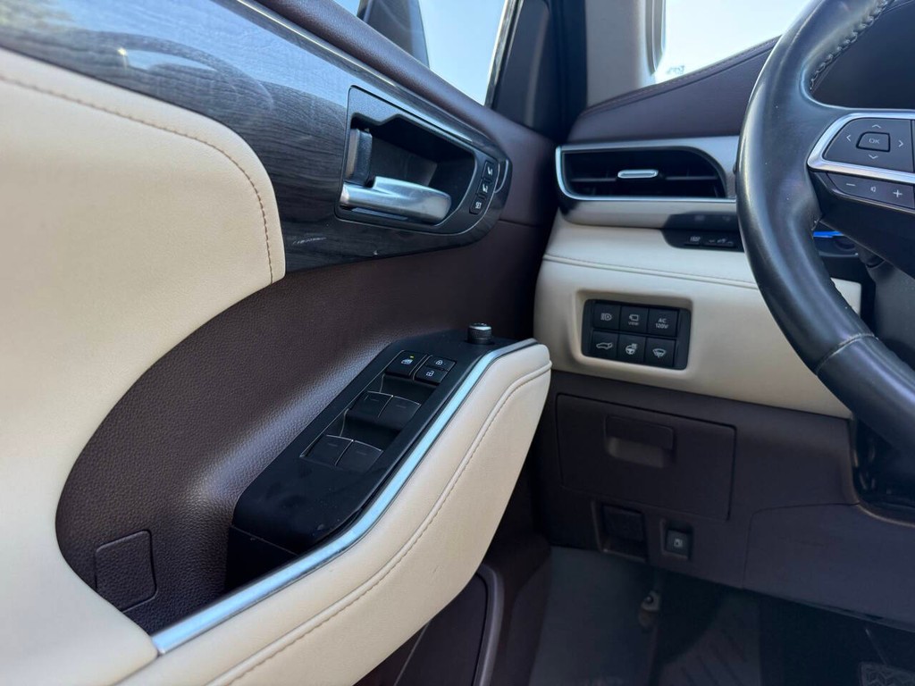Toyota Highlander Hybrid Vehicle Full-screen Gallery Image 31