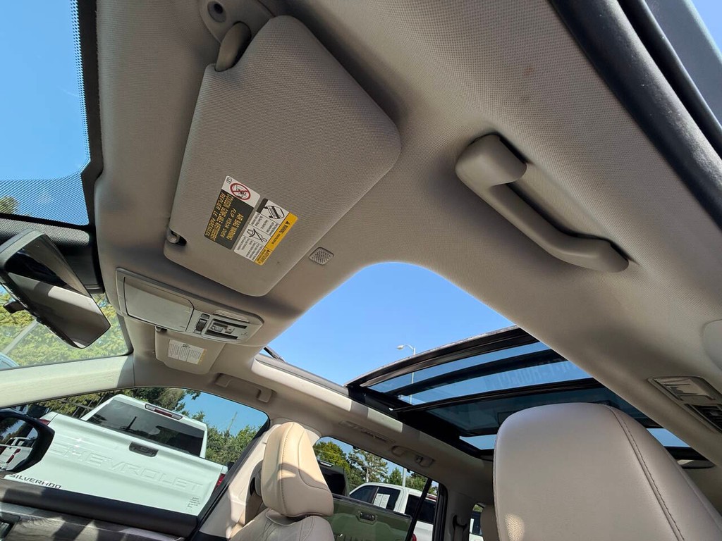 Toyota Highlander Hybrid Vehicle Full-screen Gallery Image 32