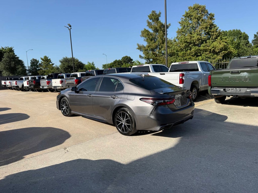 Toyota Camry Vehicle Full-screen Gallery Image 04