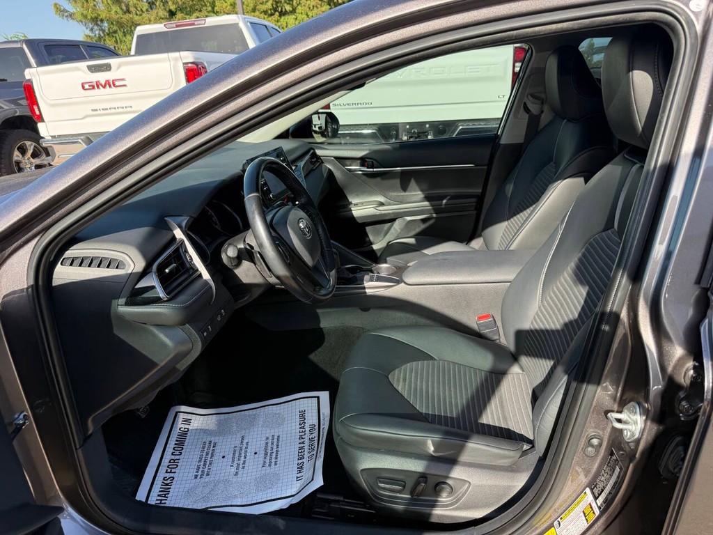 Toyota Camry Vehicle Full-screen Gallery Image 07