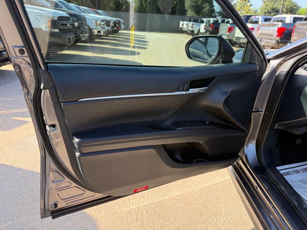 Toyota Camry Vehicle Full-screen Gallery Image 08