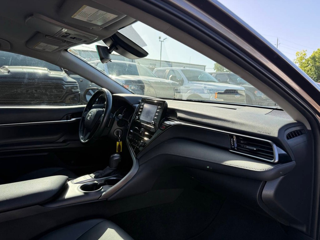Toyota Camry Vehicle Full-screen Gallery Image 09