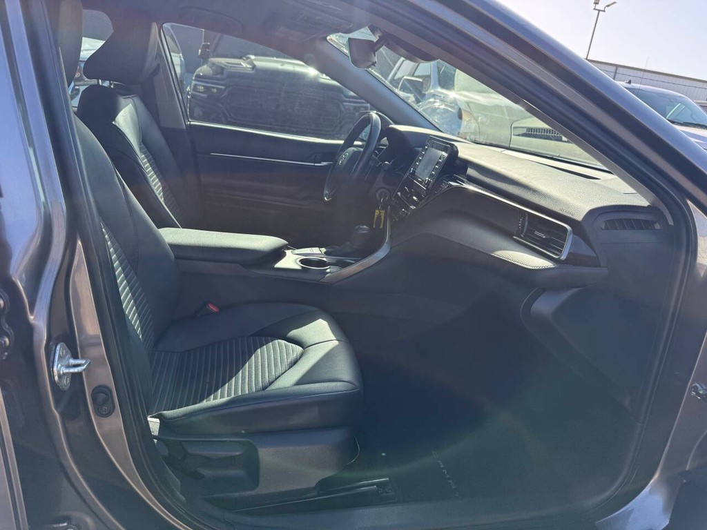 Toyota Camry Vehicle Full-screen Gallery Image 10