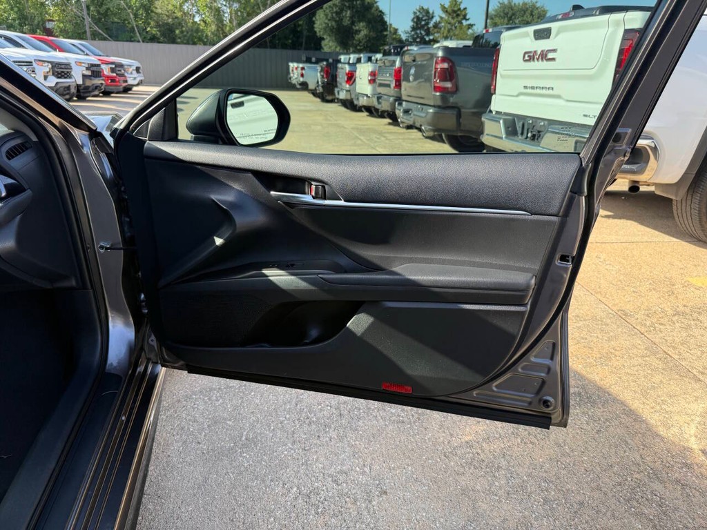 Toyota Camry Vehicle Full-screen Gallery Image 11