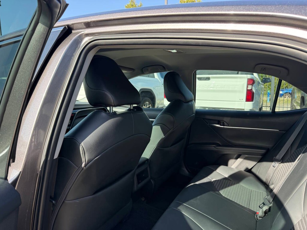 Toyota Camry Vehicle Full-screen Gallery Image 12