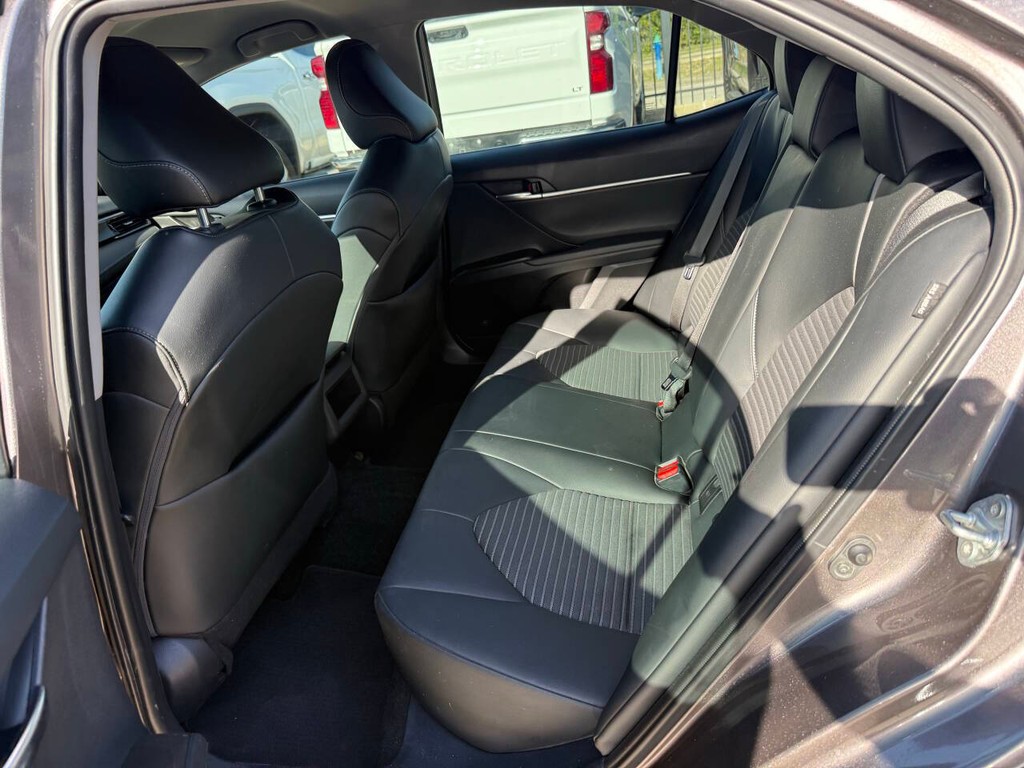 Toyota Camry Vehicle Full-screen Gallery Image 13