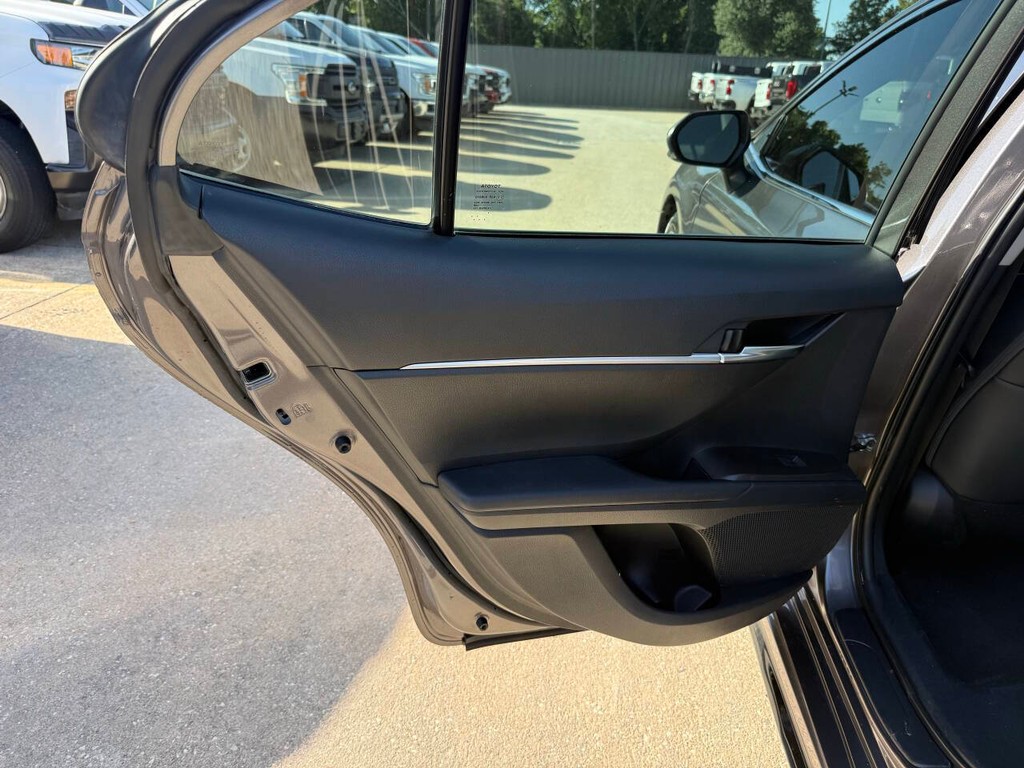 Toyota Camry Vehicle Full-screen Gallery Image 14