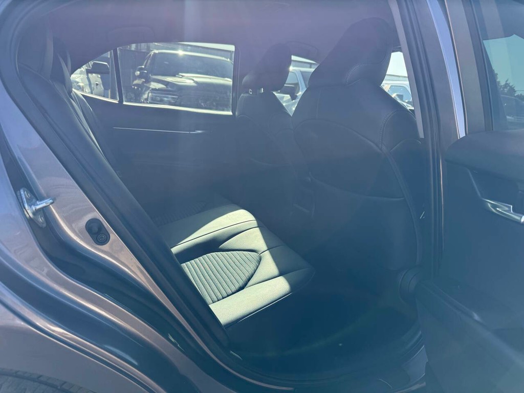 Toyota Camry Vehicle Full-screen Gallery Image 15