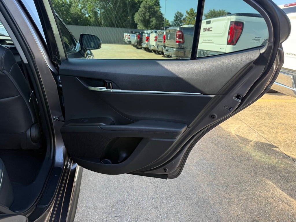 Toyota Camry Vehicle Full-screen Gallery Image 16