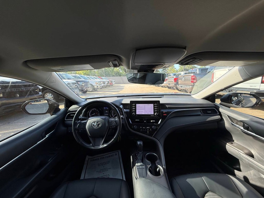 Toyota Camry Vehicle Full-screen Gallery Image 18