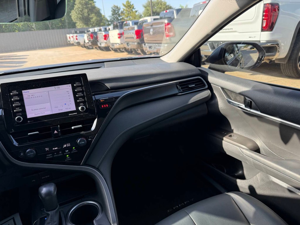 Toyota Camry Vehicle Full-screen Gallery Image 20