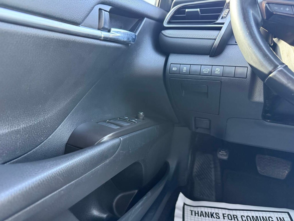Toyota Camry Vehicle Full-screen Gallery Image 29