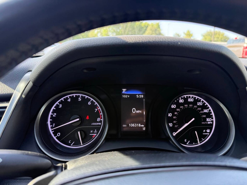 Toyota Camry Vehicle Full-screen Gallery Image 30