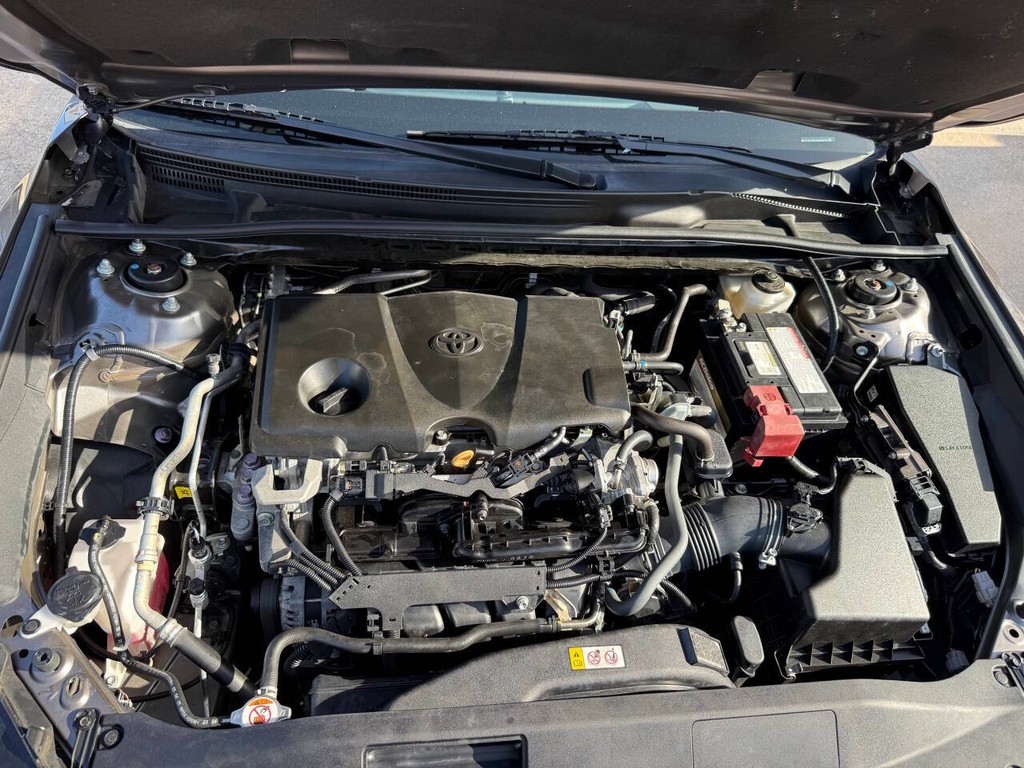 Toyota Camry Vehicle Full-screen Gallery Image 32