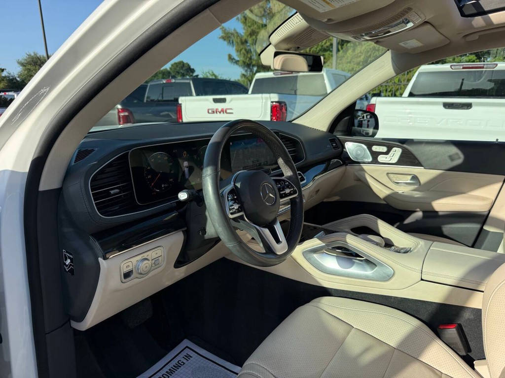 Mercedes-Benz GLS Vehicle Full-screen Gallery Image 06