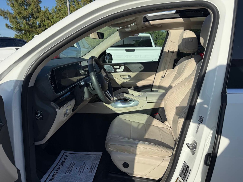 Mercedes-Benz GLS Vehicle Full-screen Gallery Image 07