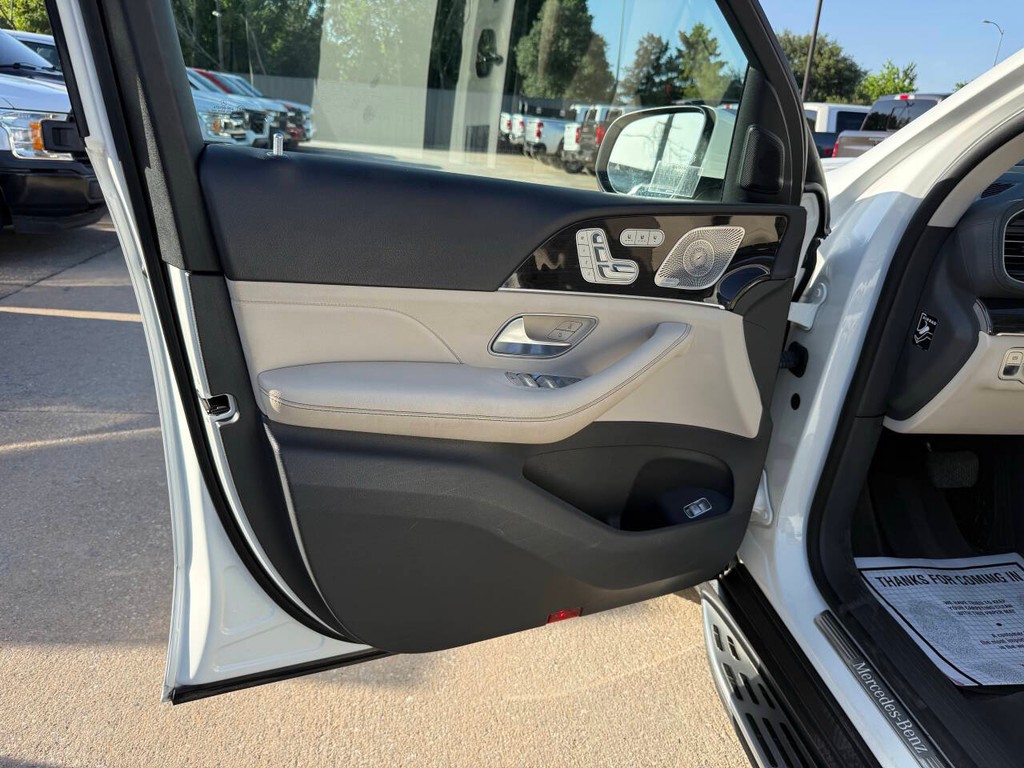 Mercedes-Benz GLS Vehicle Full-screen Gallery Image 08