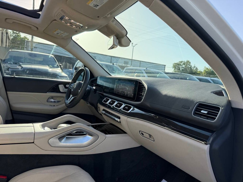 Mercedes-Benz GLS Vehicle Full-screen Gallery Image 09
