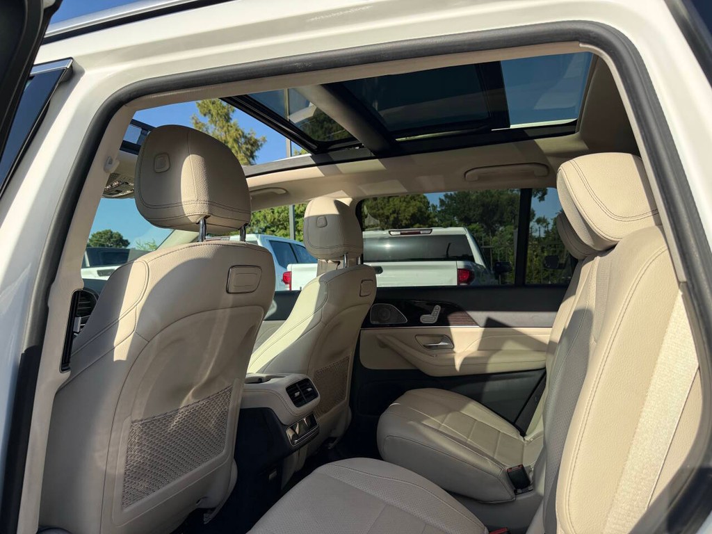 Mercedes-Benz GLS Vehicle Full-screen Gallery Image 12