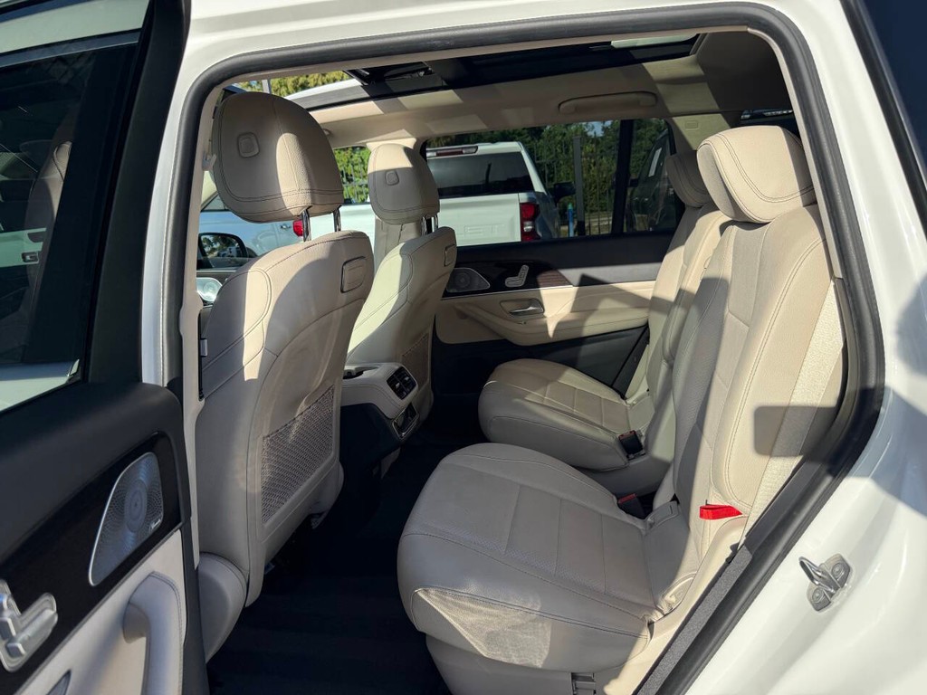 Mercedes-Benz GLS Vehicle Full-screen Gallery Image 13