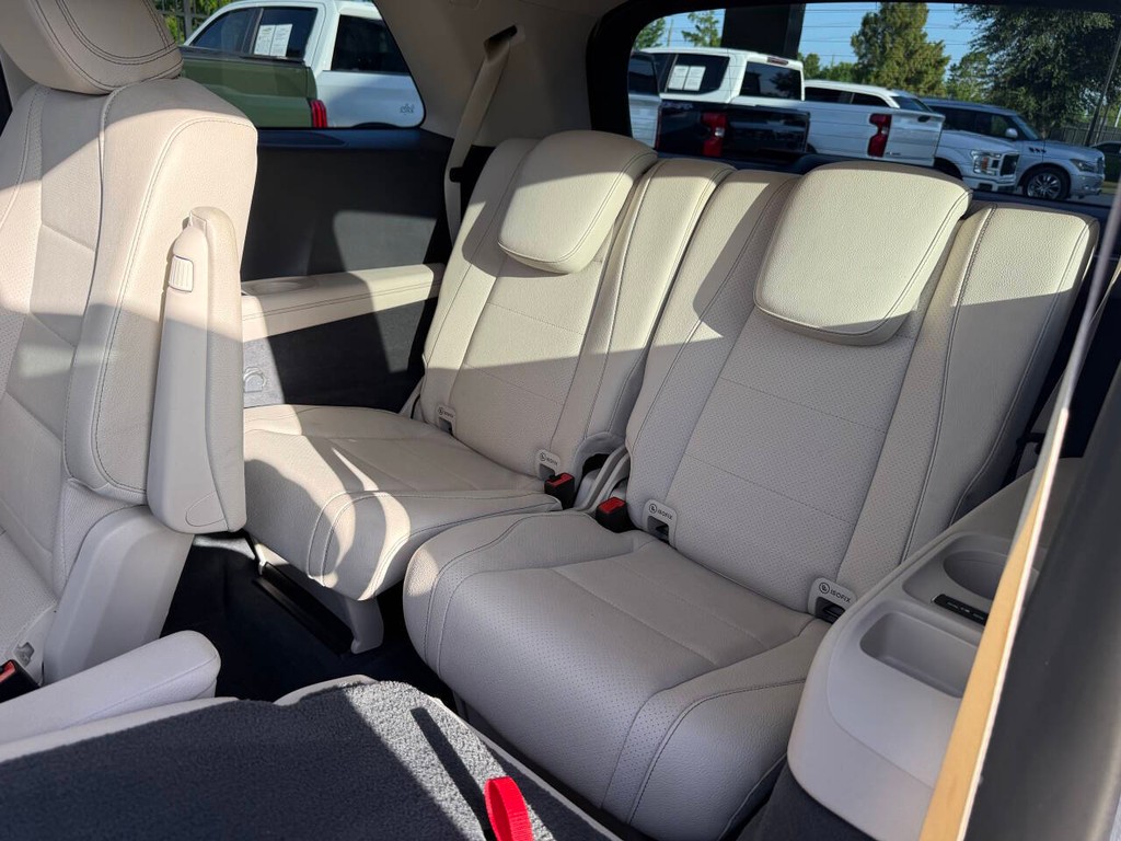 Mercedes-Benz GLS Vehicle Full-screen Gallery Image 14