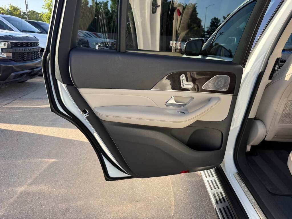 Mercedes-Benz GLS Vehicle Full-screen Gallery Image 15