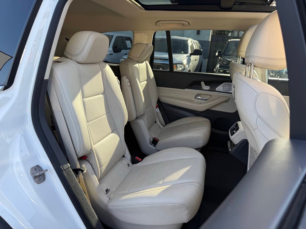 Mercedes-Benz GLS Vehicle Full-screen Gallery Image 16