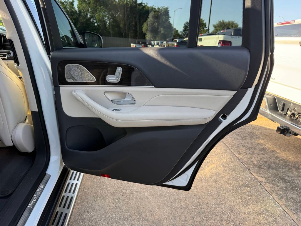Mercedes-Benz GLS Vehicle Full-screen Gallery Image 19