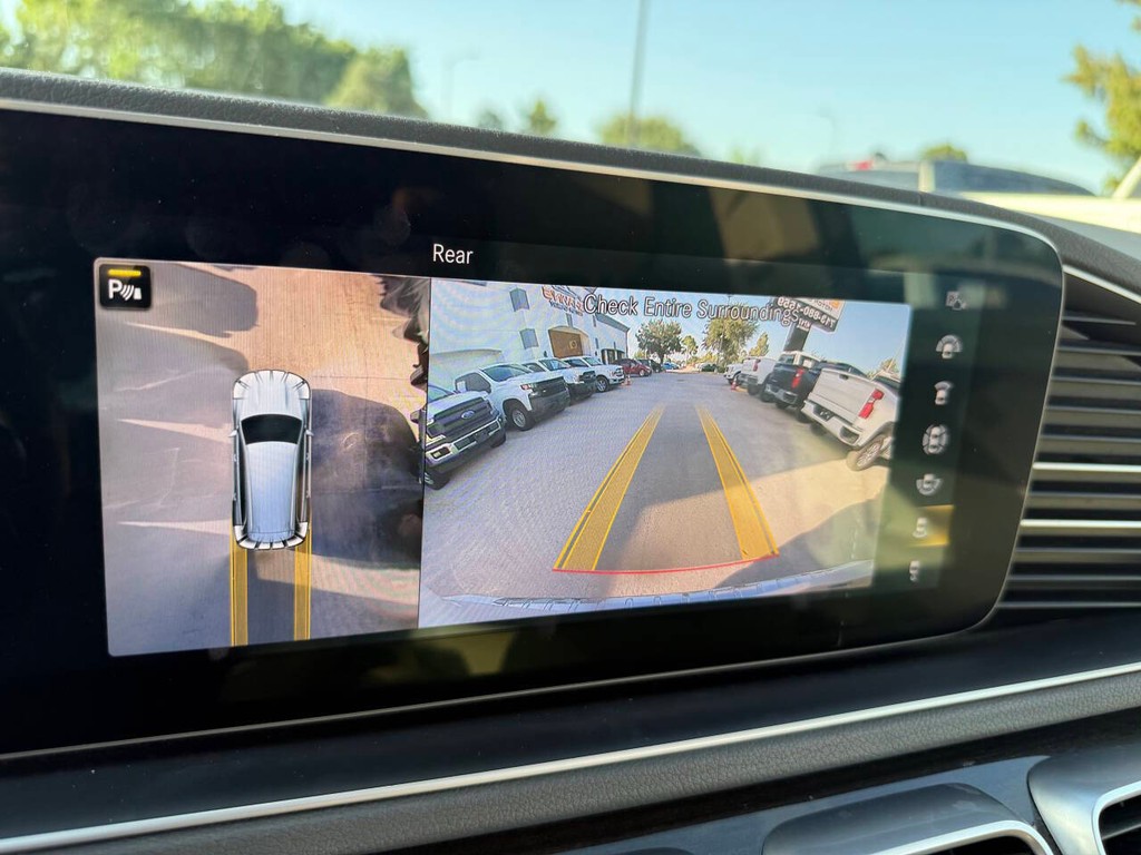 Mercedes-Benz GLS Vehicle Full-screen Gallery Image 29