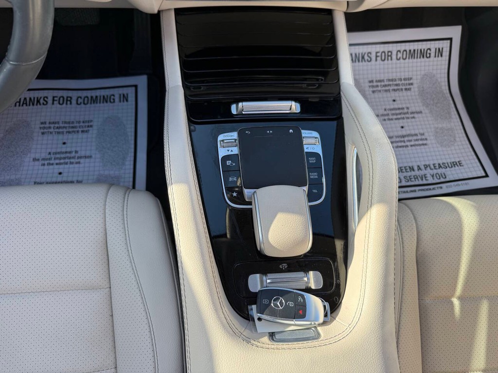 Mercedes-Benz GLS Vehicle Full-screen Gallery Image 31