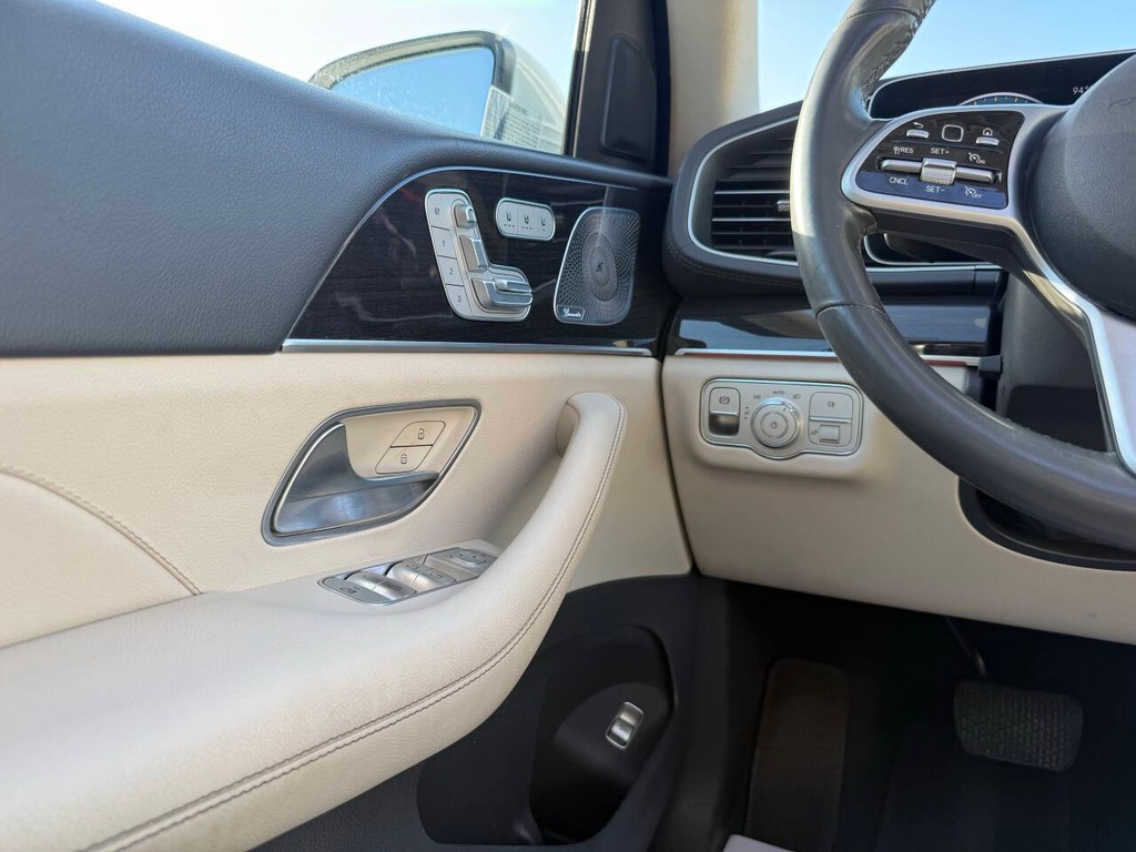 Mercedes-Benz GLS Vehicle Full-screen Gallery Image 32